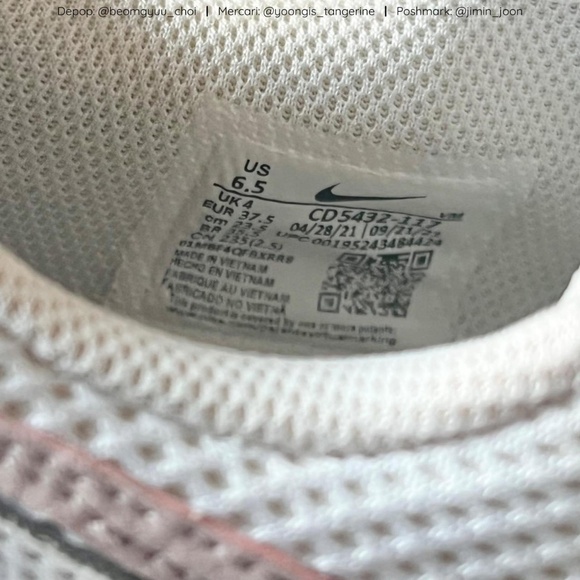 Pink and white Nike Air Max Excee shoes - Picture 7 of 7